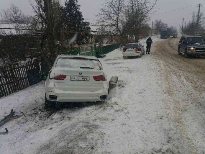 Trei BMW X5, ACCIDENTATE într-o zi. Unul dintre ele s-a ciocnit cu un microbuz de rută (FOTO)