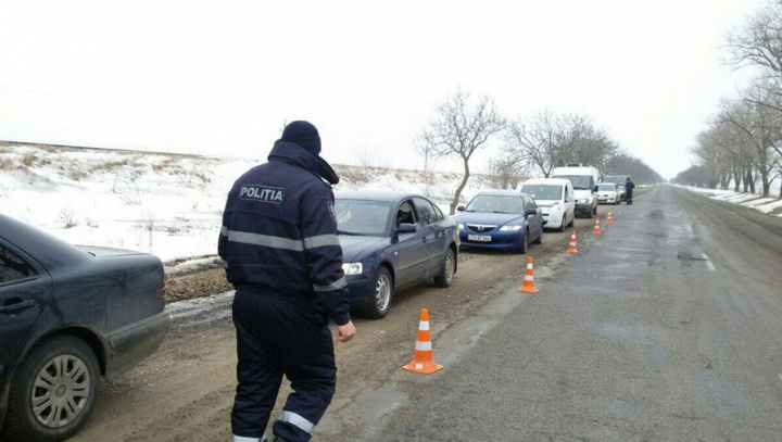 SUTE DE ŞOFERI, traşi pe dreapta. S-au ales cu procese verbale şi citaţii (FOTO)