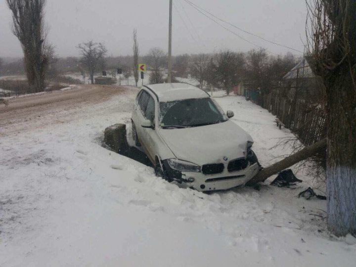 Trei BMW X5, ACCIDENTATE într-o zi. Unul dintre ele s-a ciocnit cu un microbuz de rută (FOTO)