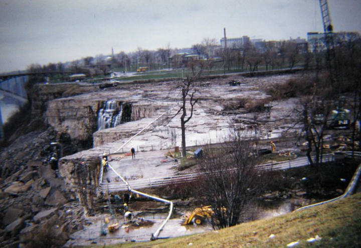 IMAGINI ce par desprinse dintr-un film despre APOCALIPSĂ! Cum arată Cascada Niagara secată (FOTO)