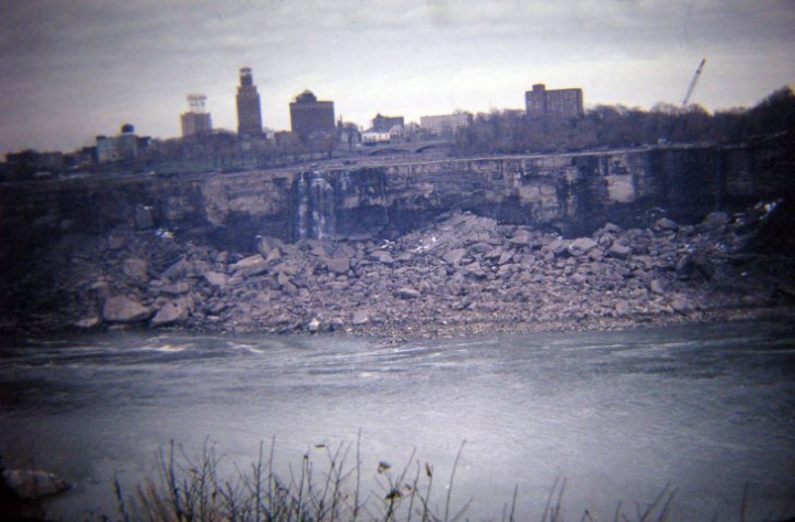 IMAGINI ce par desprinse dintr-un film despre APOCALIPSĂ! Cum arată Cascada Niagara secată (FOTO)