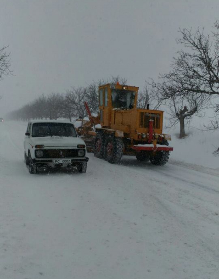 Drumurile ÎNZĂPEZITE le dau bătai de cap şoferilor. Pompieri au efectuat mai multe intervenţii (FOTO)