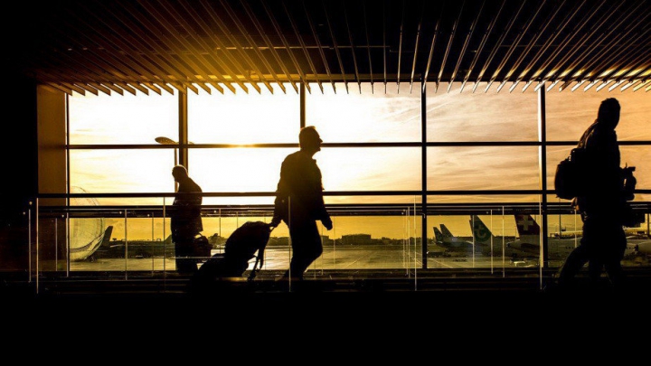 VIOENŢE PE AEROPORT! Pasagerii nemulţumiţi s-au luat bătaie cu poliţia, după ce cursa le-a fost anulată (VIDEO)