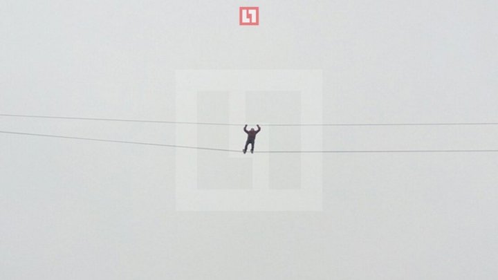 ÎNFIORĂTOR! A încercat să meargă pe o sârmă între două blocuri. Sfârşitul este TRAGIC (FOTO)