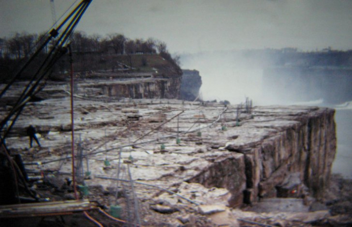 IMAGINI ce par desprinse dintr-un film despre APOCALIPSĂ! Cum arată Cascada Niagara secată (FOTO)