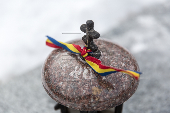 A plecat la cele veșnice, acum opt ani. La mormântul poetului Grigore Vieru s-a ținut un parastas (FOTO)