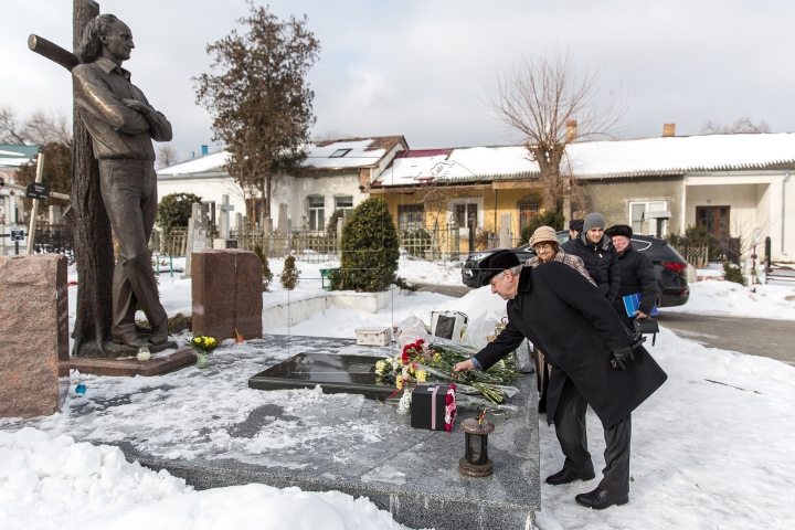 A plecat la cele veșnice, acum opt ani. La mormântul poetului Grigore Vieru s-a ținut un parastas (FOTO)