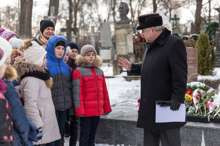 A plecat la cele veșnice, acum opt ani. La mormântul poetului Grigore Vieru s-a ținut un parastas (FOTO)