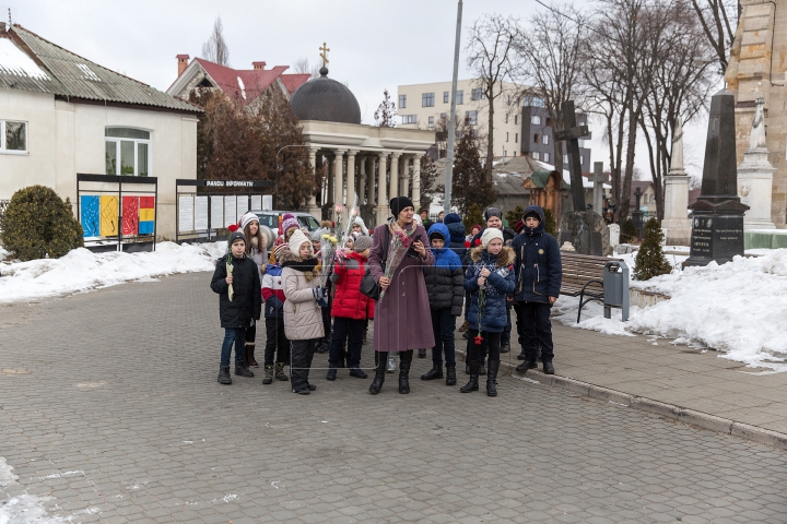 A plecat la cele veșnice, acum opt ani. La mormântul poetului Grigore Vieru s-a ținut un parastas (FOTO)