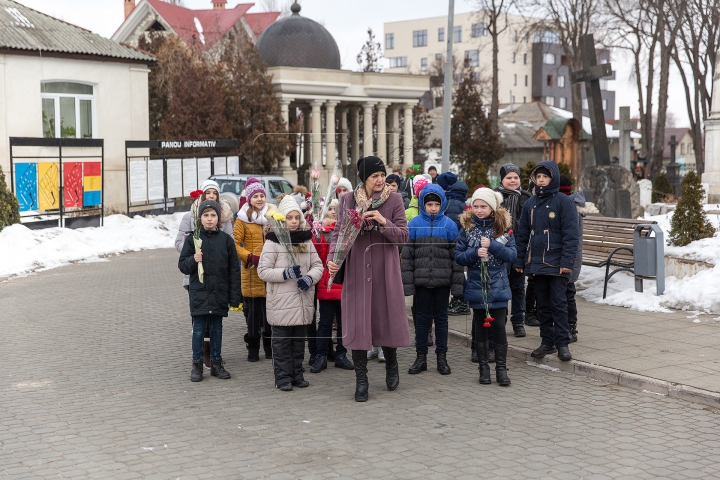 A plecat la cele veșnice, acum opt ani. La mormântul poetului Grigore Vieru s-a ținut un parastas (FOTO)
