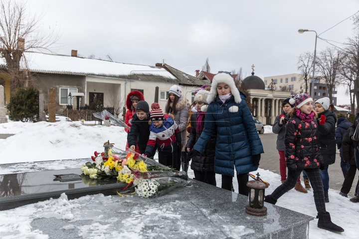 A plecat la cele veșnice, acum opt ani. La mormântul poetului Grigore Vieru s-a ținut un parastas (FOTO)