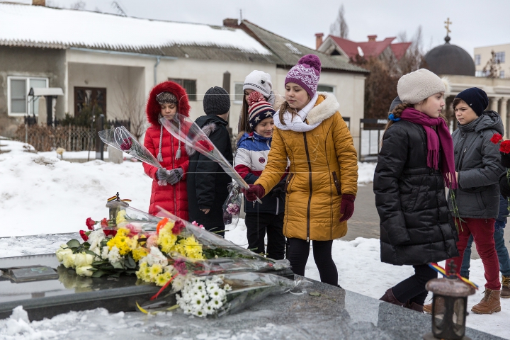 A plecat la cele veșnice, acum opt ani. La mormântul poetului Grigore Vieru s-a ținut un parastas (FOTO)