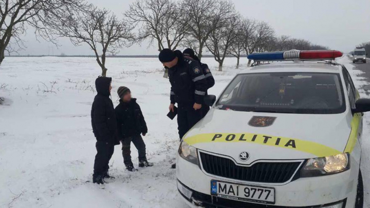 Le-au venit în ajutor! Doi minori care erau singuri pe un traseu din ţară, duşi acasă de poliţişti (FOTO)