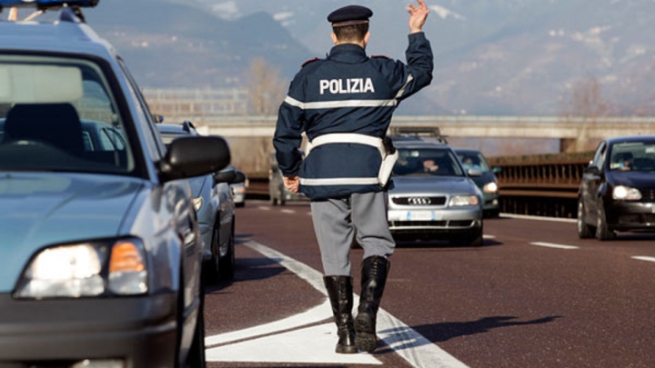 Poliţiştii au oprit un automobil pentru un control de rutină. Şi-au pus mâinele în cap când au văzut cine era la volan