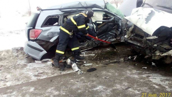 Un om a murit, iar alţi trei au ajuns la spital, în urma unui ACCIDENT TERIFIANT produs la Teleneşti (FOTO)