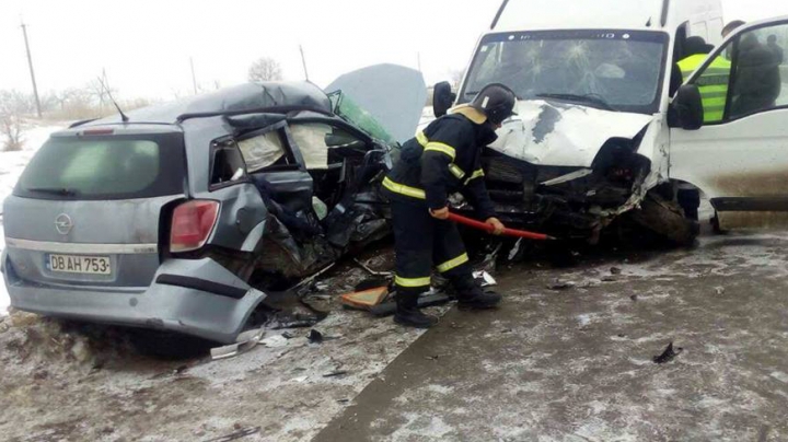 Un om a murit, iar alţi trei au ajuns la spital, în urma unui ACCIDENT TERIFIANT produs la Teleneşti (FOTO)