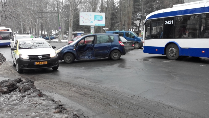 Două maşini s-au ciocnit în sectorul Buiucani. În zonă s-au creat ambuteiaje (FOTO)