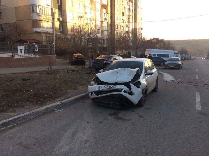 ACCIDENT GROAZNIC la Ciocana! Patru maşini au fost făcute ZOB (FOTO)