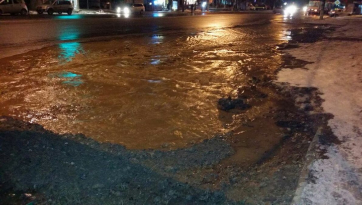 Inundaţie în sectorul Râşcani! Apa ţâşneşte de sub asfalt: Traficul rutier, îngreunat (FOTO/VIDEO)