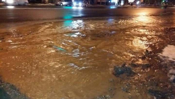 Inundaţie în sectorul Râşcani! Apa ţâşneşte de sub asfalt: Traficul rutier, îngreunat (FOTO/VIDEO)