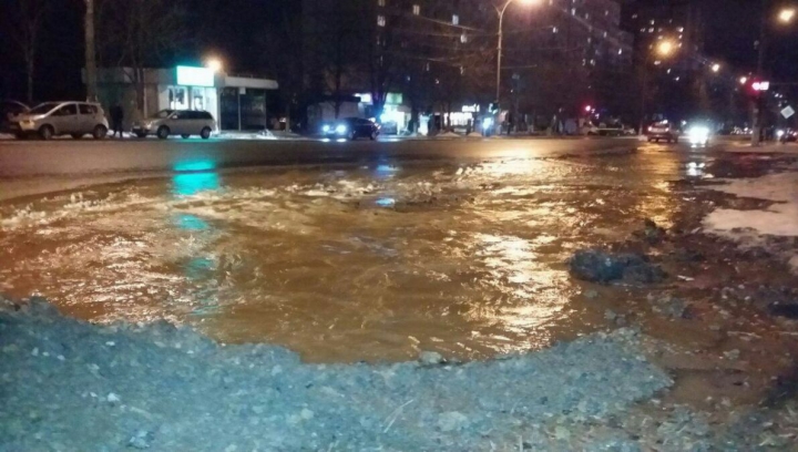 Inundaţie în sectorul Râşcani! Apa ţâşneşte de sub asfalt: Traficul rutier, îngreunat (FOTO/VIDEO)