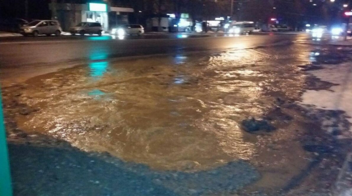 Inundaţie în sectorul Râşcani! Apa ţâşneşte de sub asfalt: Traficul rutier, îngreunat (FOTO/VIDEO)