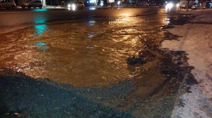 Inundaţie în sectorul Râşcani! Apa ţâşneşte de sub asfalt: Traficul rutier, îngreunat (FOTO/VIDEO)