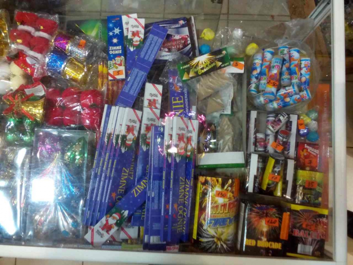Produse pirotehnice de zeci de mii de lei, descoperite într-un magazin de jucării la Drochia