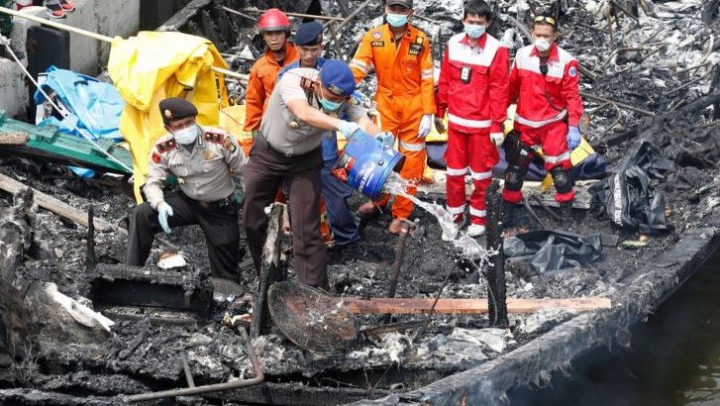 TRAGEDIE în Indonezia! O barcă plină cu turişti a luat foc în largul coastelor capitalei Jakarta