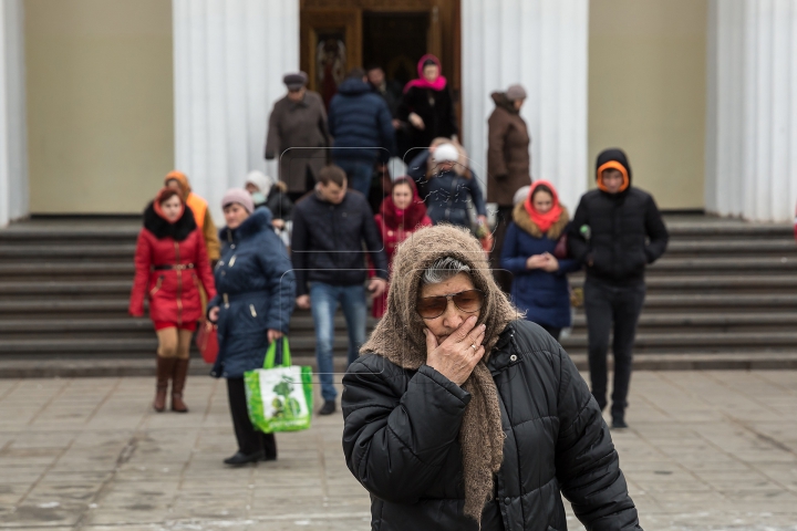 Ajunul Bobotezei pe Stil Vechi. Credincioşii s-au dus la biserică pentru a lua apă sfinţită (FOTOREPORT)