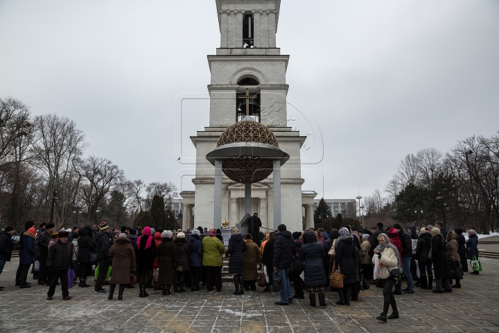 Ajunul Bobotezei pe Stil Vechi. Credincioşii s-au dus la biserică pentru a lua apă sfinţită (FOTOREPORT)