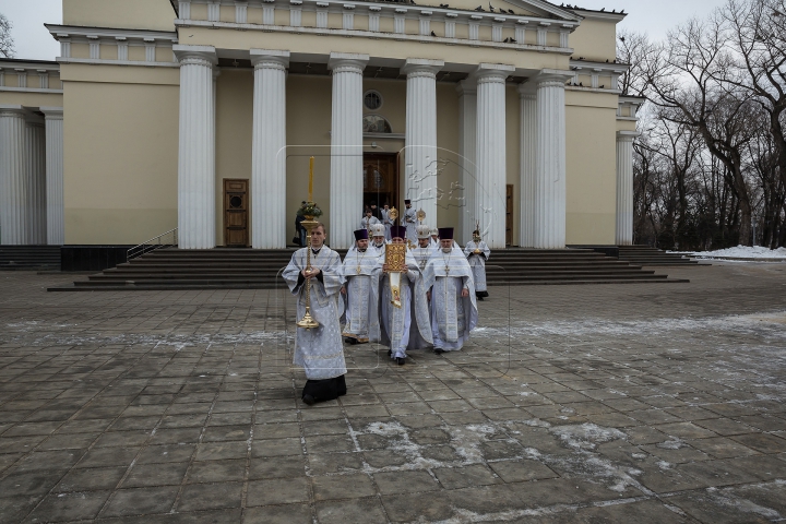 Ajunul Bobotezei pe Stil Vechi. Credincioşii s-au dus la biserică pentru a lua apă sfinţită (FOTOREPORT)