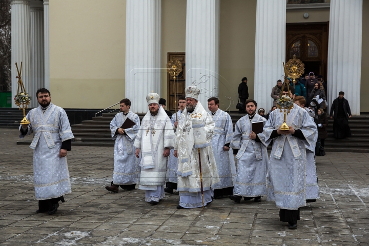 Ajunul Bobotezei pe Stil Vechi. Credincioşii s-au dus la biserică pentru a lua apă sfinţită (FOTOREPORT)