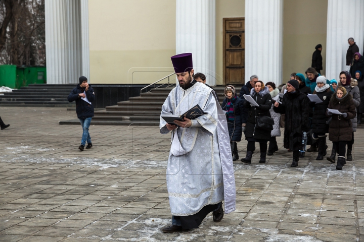 Ajunul Bobotezei pe Stil Vechi. Credincioşii s-au dus la biserică pentru a lua apă sfinţită (FOTOREPORT)