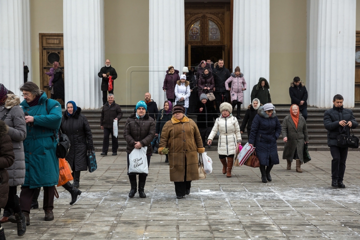 Ajunul Bobotezei pe Stil Vechi. Credincioşii s-au dus la biserică pentru a lua apă sfinţită (FOTOREPORT)