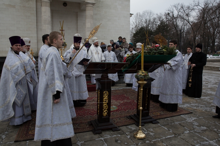 Ajunul Bobotezei pe Stil Vechi. Credincioşii s-au dus la biserică pentru a lua apă sfinţită (FOTOREPORT)