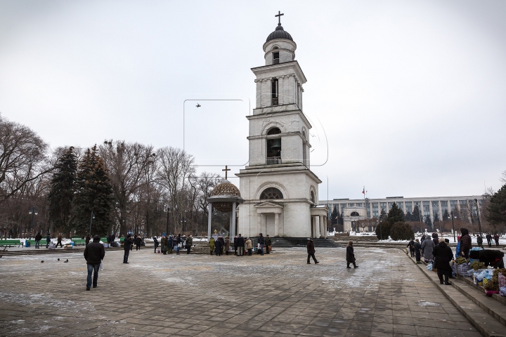 Ajunul Bobotezei pe Stil Vechi. Credincioşii s-au dus la biserică pentru a lua apă sfinţită (FOTOREPORT)