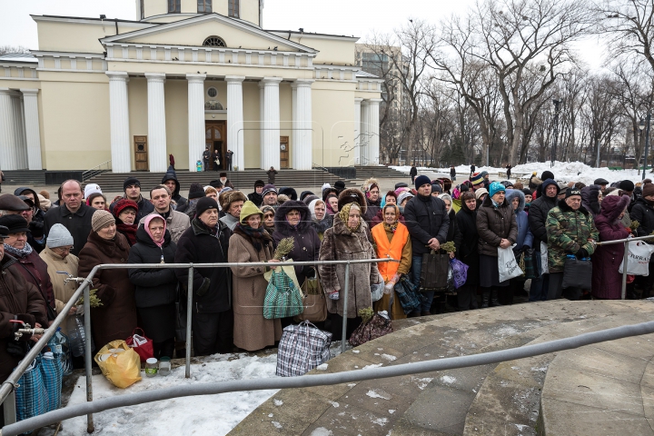 Ajunul Bobotezei pe Stil Vechi. Credincioşii s-au dus la biserică pentru a lua apă sfinţită (FOTOREPORT)