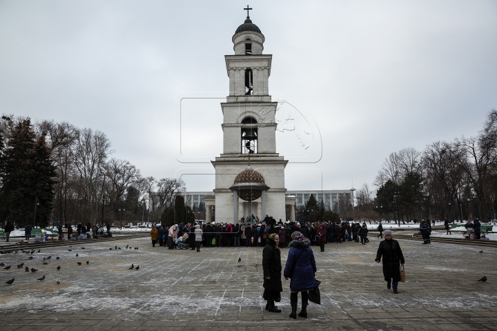 Ajunul Bobotezei pe Stil Vechi. Credincioşii s-au dus la biserică pentru a lua apă sfinţită (FOTOREPORT)