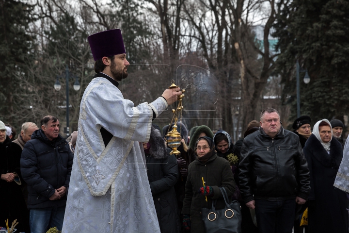 Ajunul Bobotezei pe Stil Vechi. Credincioşii s-au dus la biserică pentru a lua apă sfinţită (FOTOREPORT)