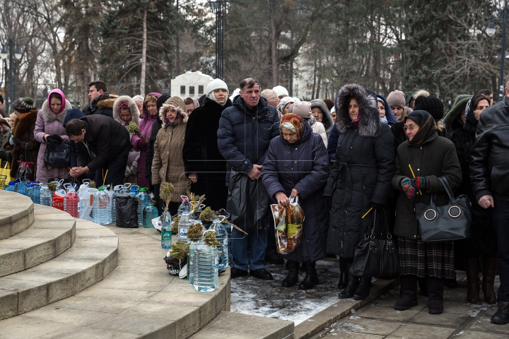 Ajunul Bobotezei pe Stil Vechi. Credincioşii s-au dus la biserică pentru a lua apă sfinţită (FOTOREPORT)