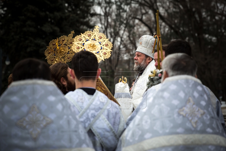 Ajunul Bobotezei pe Stil Vechi. Credincioşii s-au dus la biserică pentru a lua apă sfinţită (FOTOREPORT)