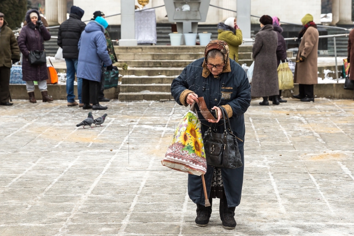 Ajunul Bobotezei pe Stil Vechi. Credincioşii s-au dus la biserică pentru a lua apă sfinţită (FOTOREPORT)