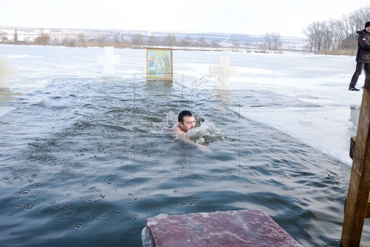 Boboteaza în satul Ratuş. Cum au sărbătorit localnicii (FOTO)