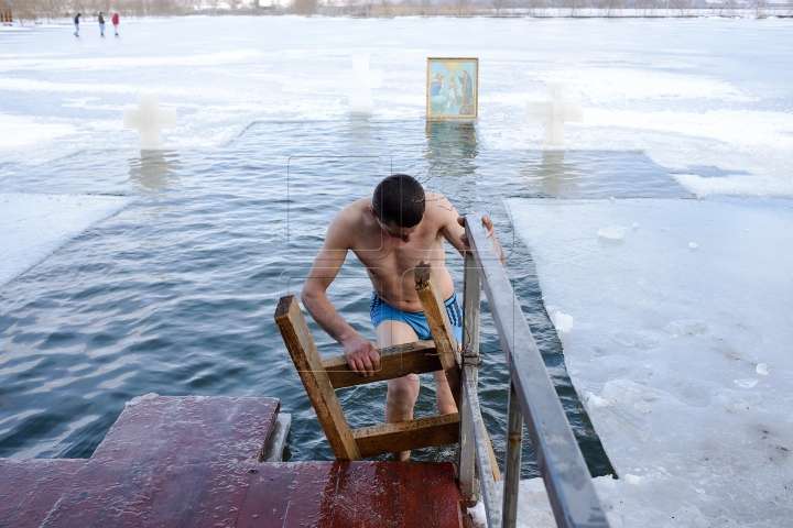 Boboteaza în satul Ratuş. Cum au sărbătorit localnicii (FOTO)