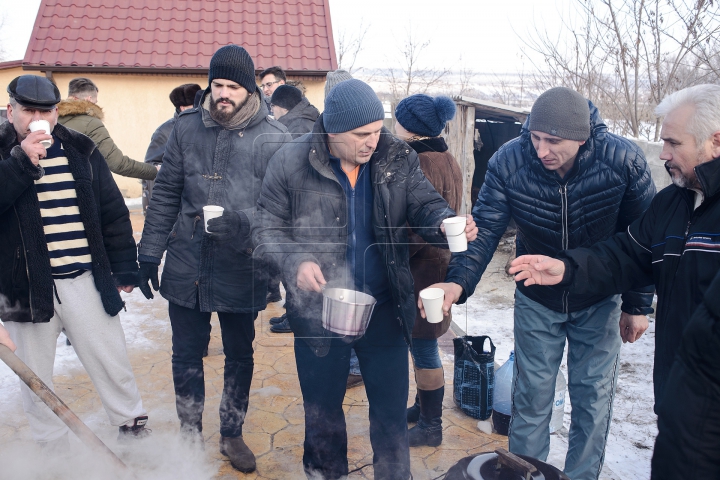 Boboteaza în satul Ratuş. Cum au sărbătorit localnicii (FOTO)