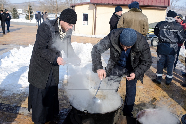 Boboteaza în satul Ratuş. Cum au sărbătorit localnicii (FOTO)