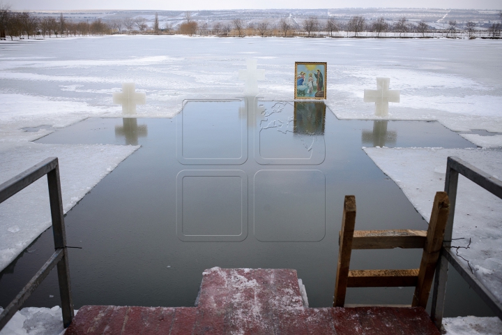 Boboteaza în satul Ratuş. Cum au sărbătorit localnicii (FOTO)