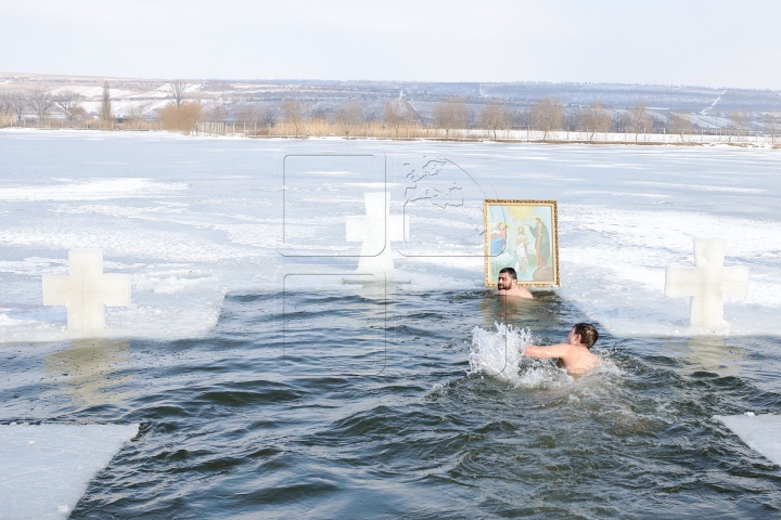 Boboteaza în satul Ratuş. Cum au sărbătorit localnicii (FOTO)