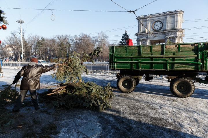 Capitala îşi lasă straiele de sărbătoare. Muncitorii demontează globurile şi ghirlandele (FOTO)